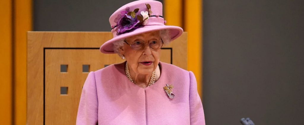 Annoyed by "Speakers, but not Acting": Queen Elizabeth II caught by open microphone