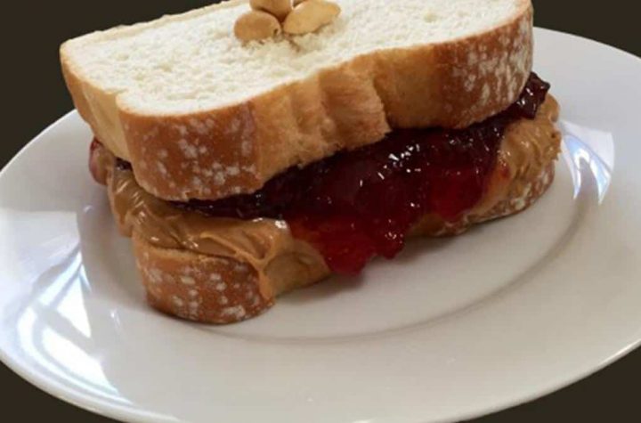 The couple tries to sell the nuclear secrets hidden in the sandwich