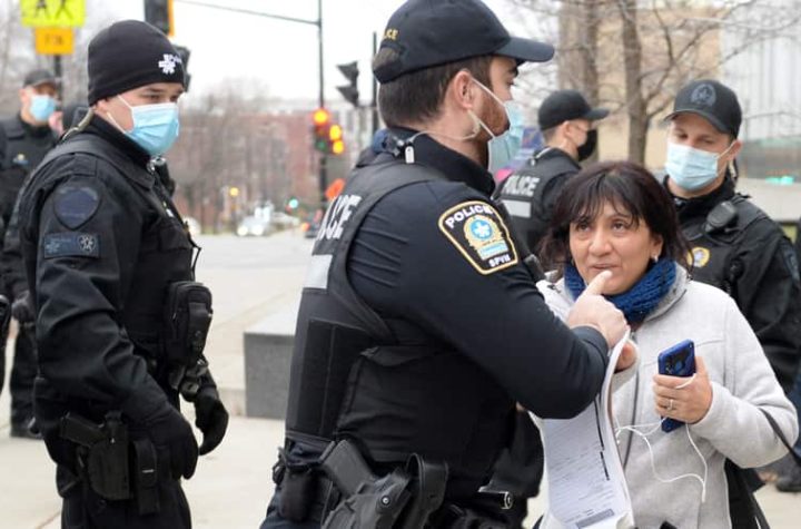 [EN IMAGES] Anti-vaccine demonstration in front of CHU Saint-Justin: 17 tickets issued