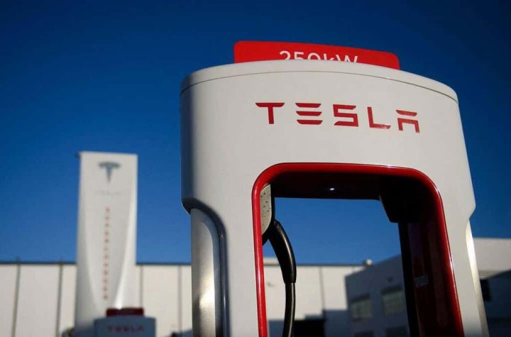 Tesla cars stalled after server failure;  Elon Musk checks
