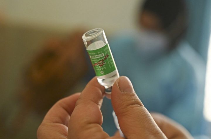 Un agent médical se préparant à vacciner contre le coronavirus le 9 avril 2021.