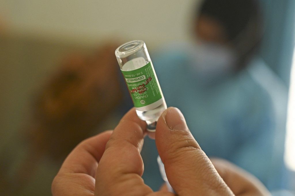 Un agent médical se préparant à vacciner contre le coronavirus le 9 avril 2021.