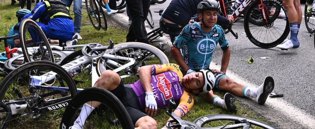 Massive fall in the Tour de France: the spectator with the sign was fined