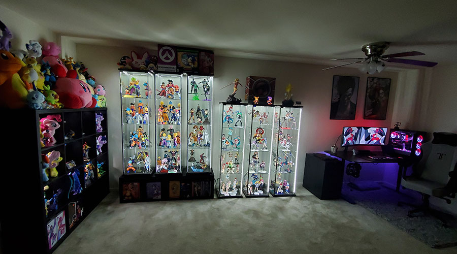 Une gaming room comprenant une collection of figurines