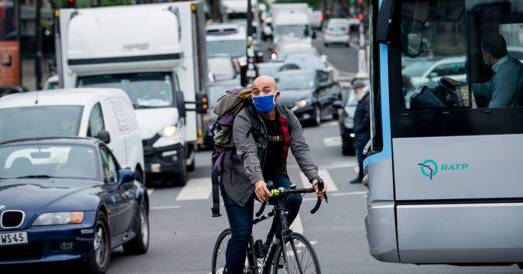According to a study, cyclists and pedestrians absorb more microscopic particles than motorists - liberation