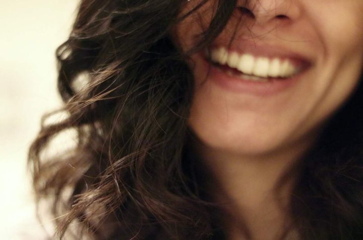 Une femme en train de sourire. Image d'illustration.