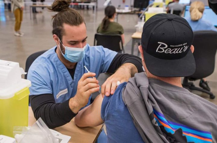 Thousands of Quebecans make appointments for the first dose