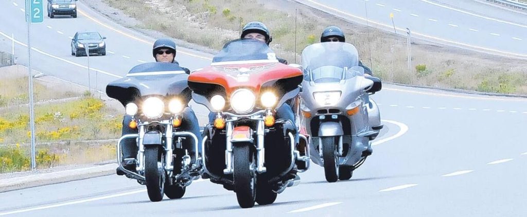 Bilan routier «catastrophique»: Bonnardel songe à serrer la vis vis aux motocyclistes