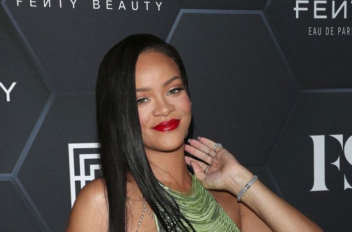 Rihanna pregnant: she dares to wear tights with an XXL neckline