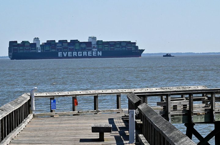 After the Suez Canal, the new container ship ran aground off the coast of America