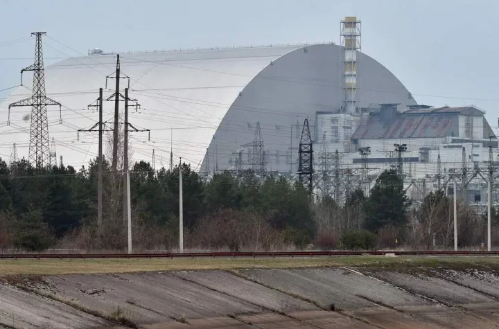 Chernobyl suspended from power grid, "no big impact on security"