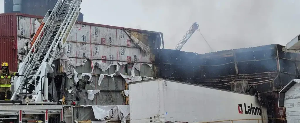[IMAGES] Factory on fire in Saint-Claire