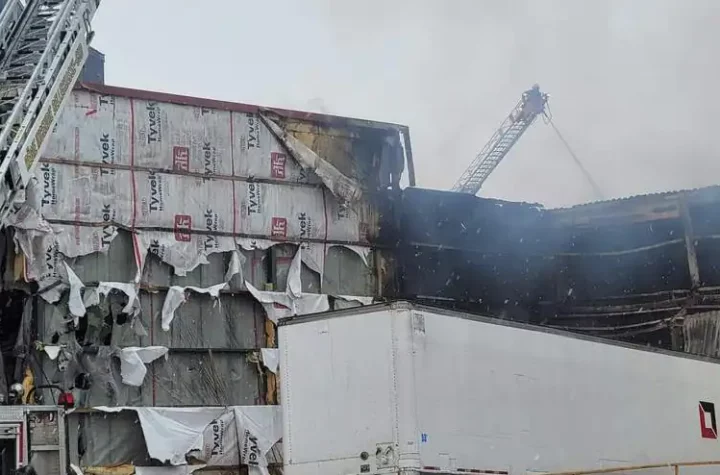 [IMAGES] Factory on fire in Saint-Claire