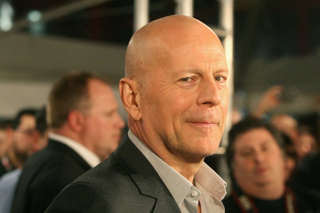 Sick, Bruce Willis posed for a photo with his daughters