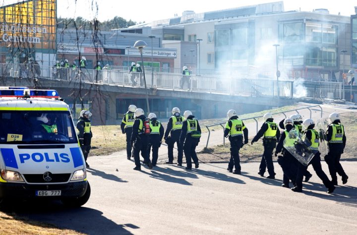 Sweden |  Three people were injured with bullets in violent clashes