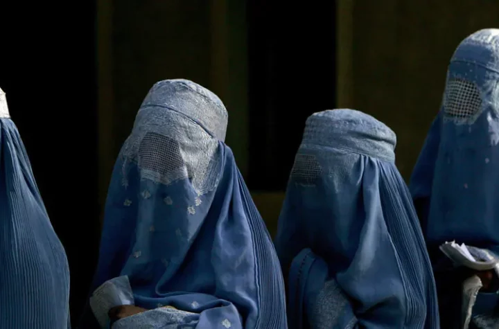 Afghanistan: Supreme Leader orders women to wear burqa in public