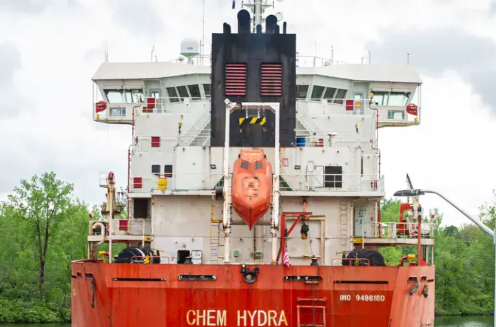 [EN IMAGES] A ship stranded on the St. Lawrence River