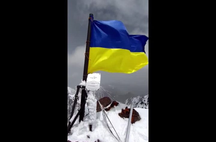 Kyrgyzstan |  Police are investigating the Ukrainian flag on the summit of 'Putin'.