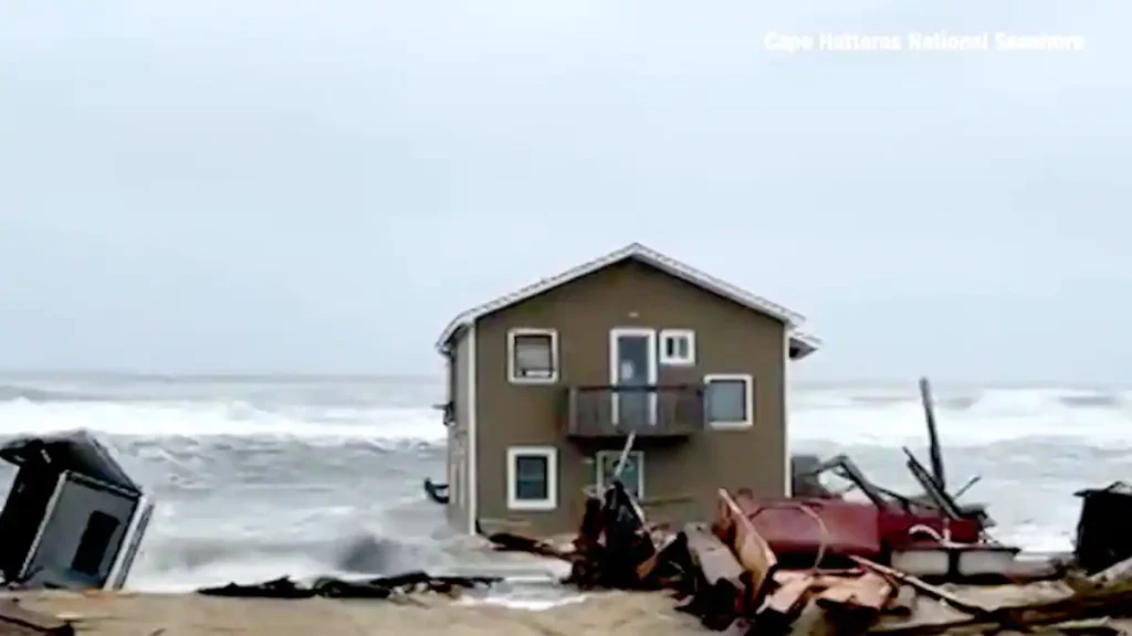 Surreal scene |  The magnificent houses on the sea shore were washed away by the waves