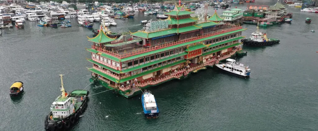 The famous floating restaurant in Hong Kong sank in the sea