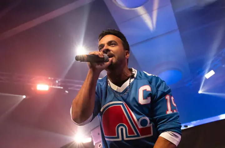 [EN IMAGES] FEQ: Chased by the Rain from the Plains, Luis Fonsi sings at the Armory