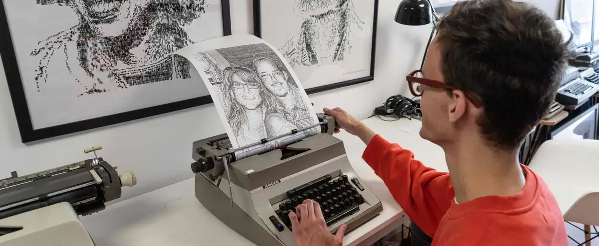 [PHOTOS] He draws portraits and memorials... with typewriters!