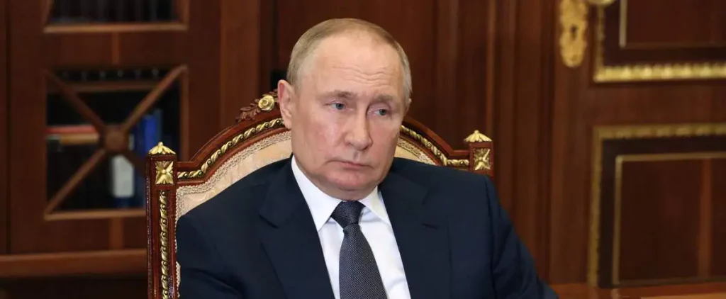 Putin signs imprisoning law to crack down on Russia's security