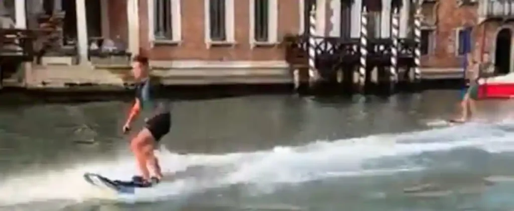 Venice mayor condemns "two idiots" for water skiing on Grand Canal