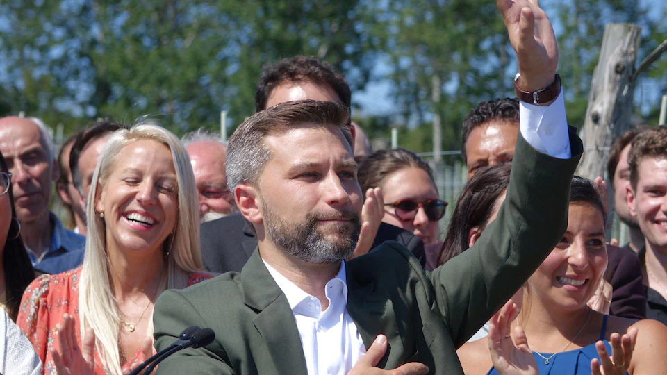 Gabriel Nadeau-Dubois salutes his supporters.