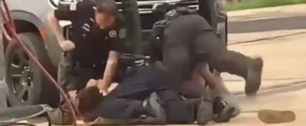 [EN IMAGES] A violent scene of police brutality in Arkansas