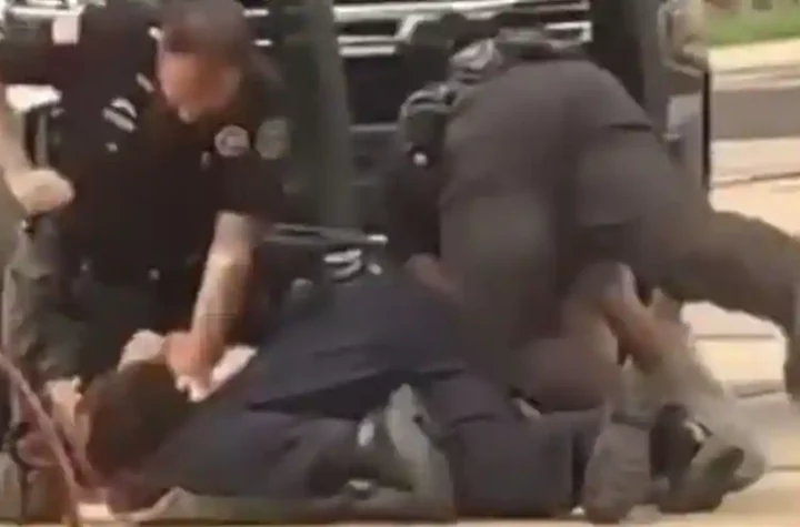 [EN IMAGES] A violent scene of police brutality in Arkansas