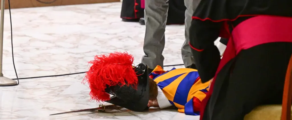 [VIDÉO] The Swiss Guard fainted before the Pope's eyes