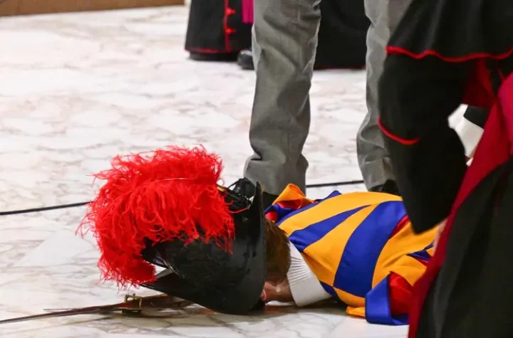 [VIDÉO] The Swiss Guard fainted before the Pope's eyes