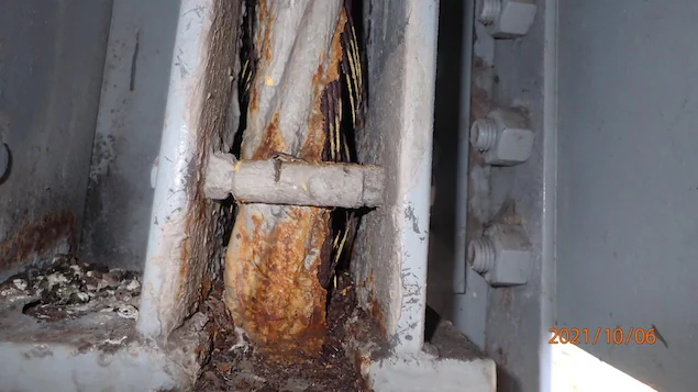A steel wire shows signs of corrosion.
