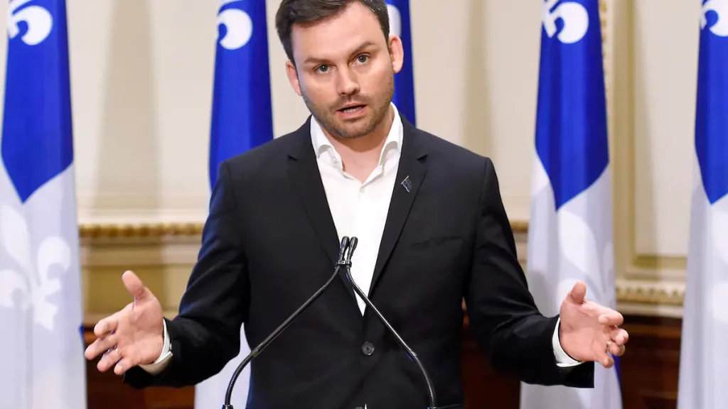 Affected by flu-like symptoms, the leader of the Parti Québécois, Paul St-Pierre Plamondon, canceled his activities today