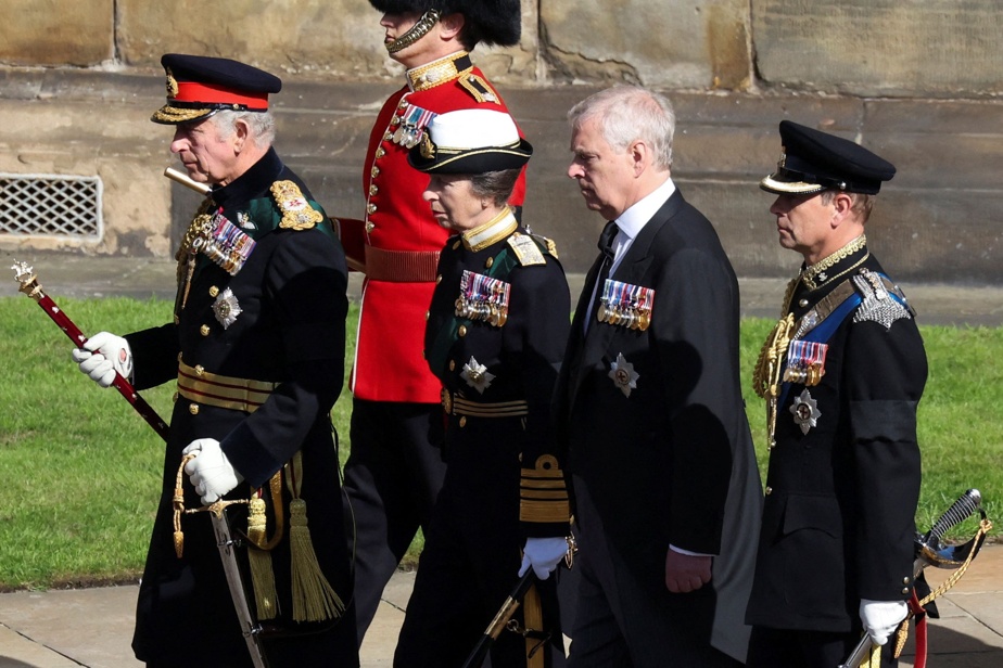 At the head of her children, Charles III, the remains of the queen passed through Edinburgh