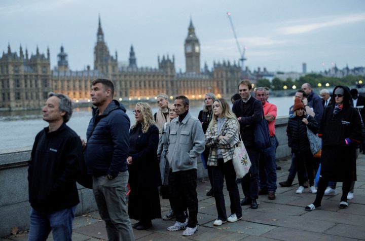 Crowds flock to see Elizabeth II's coffin in London