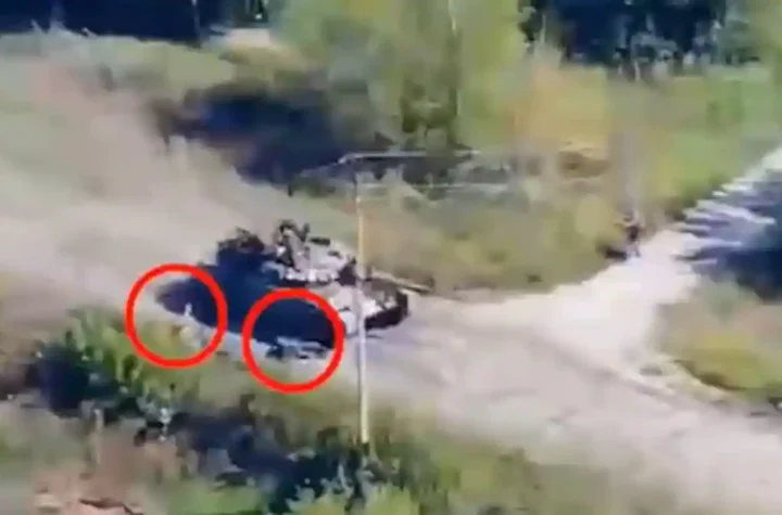 Soldiers hit by a tree and thrown to the ground: Russian army in dire straits