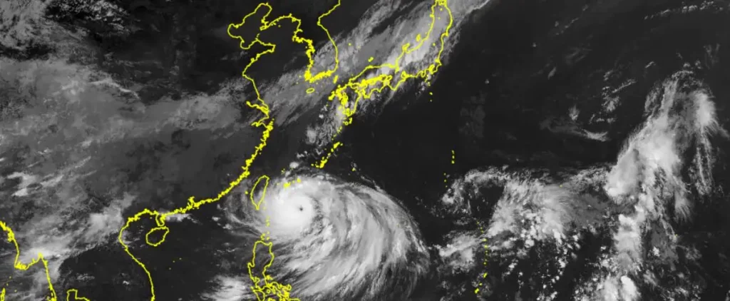 Two million Japanese were threatened by the dangerous typhoon