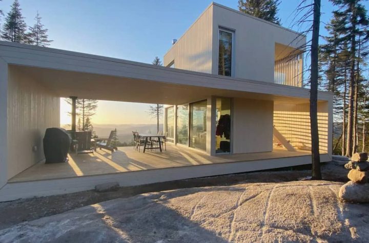 A wonderful little house for rent on top of a mountain near Quebec