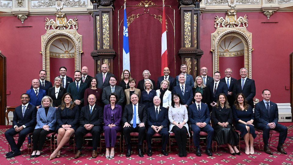All ministers in team photo. 