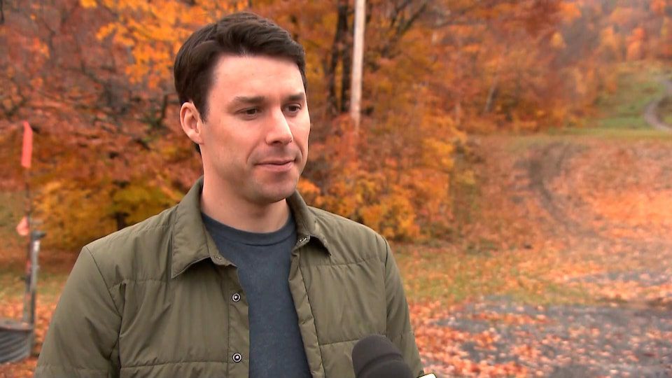 Alex Harvey in an interview outdoors on Mont Saint-Anne in autumn.
