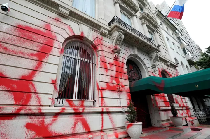 In pictures |  The facade of the Russian Consulate in New York was destroyed