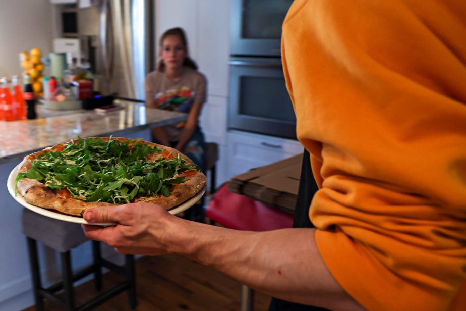 … al salmone, garnished with smoked salmon, capers, mozzarella and arugula.