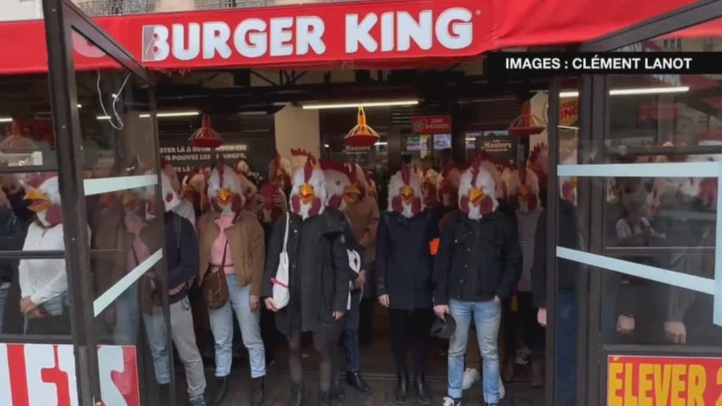 In the video |  Activists dressed as chickens attacked Burger King