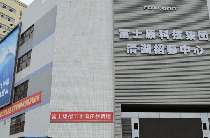 World's largest iPhone factory: Confined surroundings after employee flights