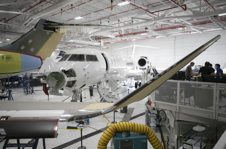 Business Jet Finishing Center in Dorval |  Bombardier and 3,000 Quebec employees are on strike