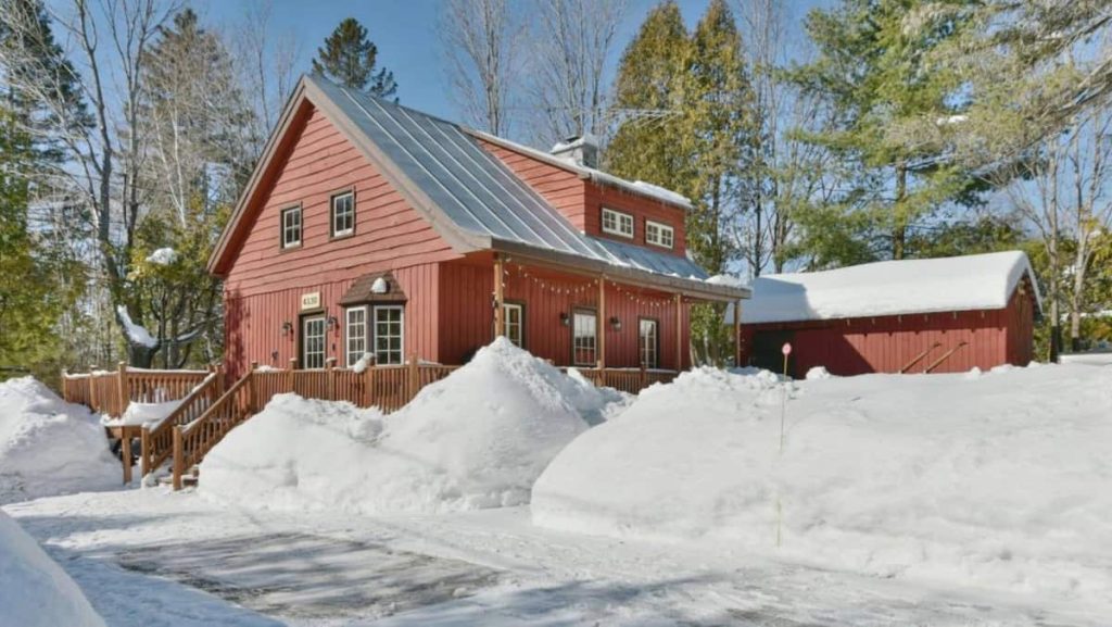 Warm turn-of-the-century chalet with access to lake and wood stove in Sainte-Adèle, for sale for $299,000