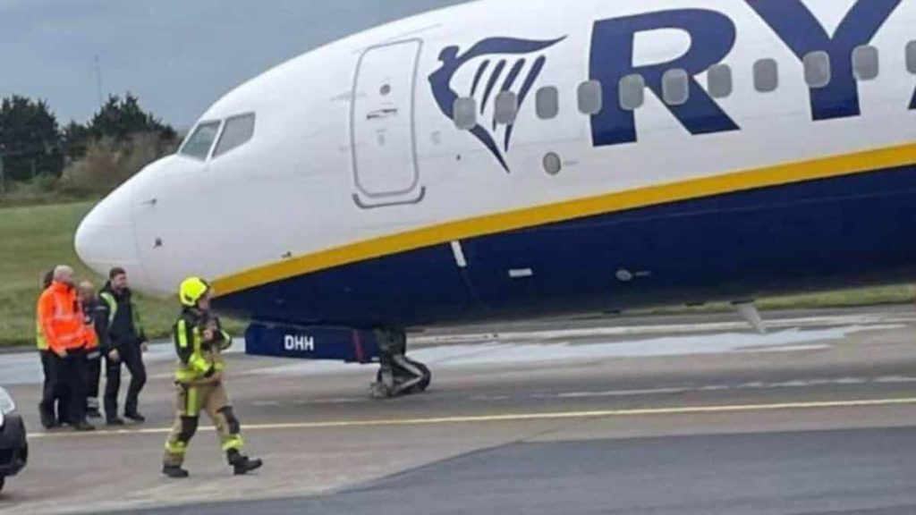 In the video |  Ryanair flight crash landing