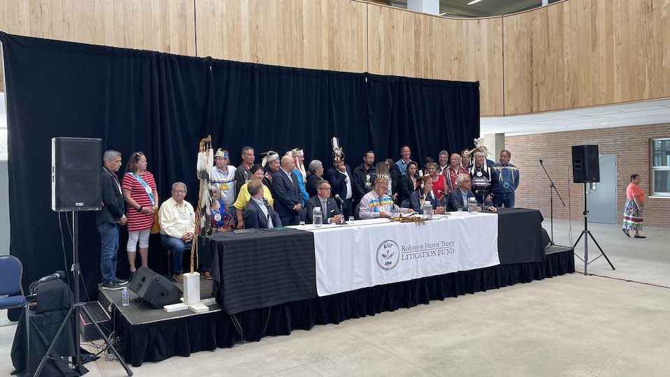 Political and indigenous representatives around a table.